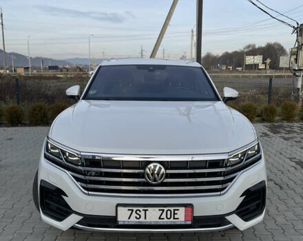 Белый Фольксваген Туарег, объемом двигателя 2.97 л и пробегом 242 тыс. км за 42990 $, фото 2 на Automoto.ua