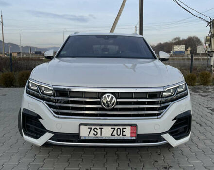 Белый Фольксваген Туарег, объемом двигателя 2.97 л и пробегом 242 тыс. км за 42990 $, фото 1 на Automoto.ua