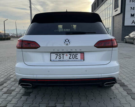 Белый Фольксваген Туарег, объемом двигателя 2.97 л и пробегом 242 тыс. км за 42990 $, фото 4 на Automoto.ua