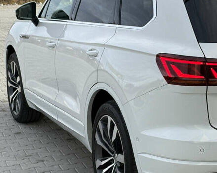 Белый Фольксваген Туарег, объемом двигателя 3 л и пробегом 156 тыс. км за 45999 $, фото 127 на Automoto.ua