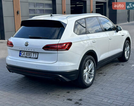 Белый Фольксваген Туарег, объемом двигателя 3 л и пробегом 135 тыс. км за 38000 $, фото 2 на Automoto.ua