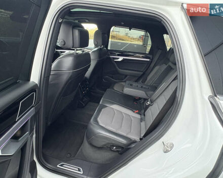 Белый Фольксваген Туарег, объемом двигателя 3 л и пробегом 156 тыс. км за 45999 $, фото 80 на Automoto.ua