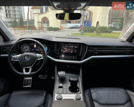 Белый Фольксваген Туарег, объемом двигателя 3 л и пробегом 109 тыс. км за 39700 $, фото 19 на Automoto.ua