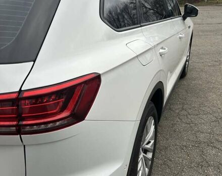 Білий Фольксваген Туарег, об'ємом двигуна 3 л та пробігом 95 тис. км за 53500 $, фото 37 на Automoto.ua