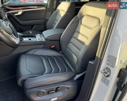 Белый Фольксваген Туарег, объемом двигателя 2.97 л и пробегом 103 тыс. км за 59500 $, фото 26 на Automoto.ua