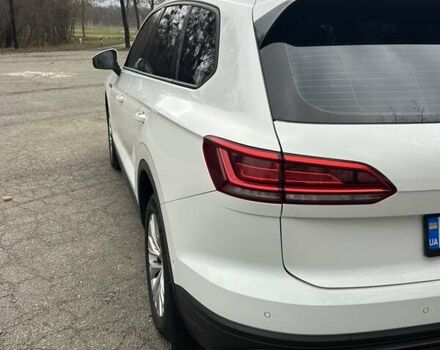 Білий Фольксваген Туарег, об'ємом двигуна 3 л та пробігом 95 тис. км за 53500 $, фото 35 на Automoto.ua