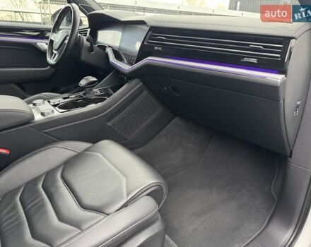 Білий Фольксваген Туарег, об'ємом двигуна 2.97 л та пробігом 148 тис. км за 53500 $, фото 14 на Automoto.ua