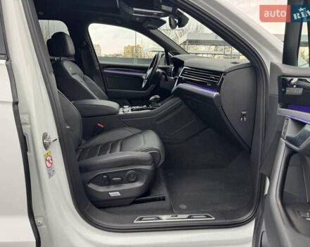 Білий Фольксваген Туарег, об'ємом двигуна 2.97 л та пробігом 148 тис. км за 53500 $, фото 13 на Automoto.ua