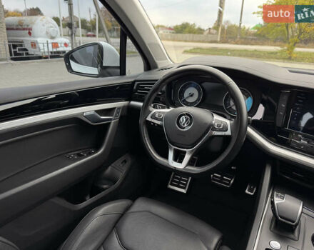 Білий Фольксваген Туарег, об'ємом двигуна 3 л та пробігом 107 тис. км за 42500 $, фото 15 на Automoto.ua