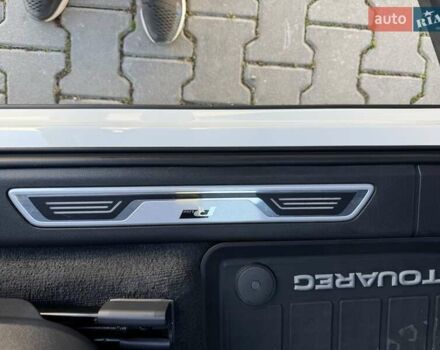 Белый Фольксваген Туарег, объемом двигателя 2.97 л и пробегом 103 тыс. км за 59500 $, фото 31 на Automoto.ua