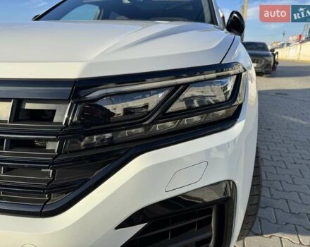 Белый Фольксваген Туарег, объемом двигателя 2.97 л и пробегом 103 тыс. км за 59500 $, фото 23 на Automoto.ua