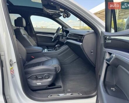 Белый Фольксваген Туарег, объемом двигателя 2.97 л и пробегом 148 тыс. км за 54500 $, фото 16 на Automoto.ua