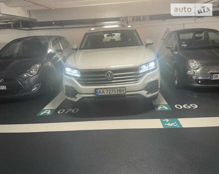 Белый Фольксваген Туарег, объемом двигателя 3 л и пробегом 115 тыс. км за 39900 $, фото 1 на Automoto.ua