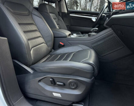 Белый Фольксваген Туарег, объемом двигателя 3 л и пробегом 109 тыс. км за 39700 $, фото 26 на Automoto.ua