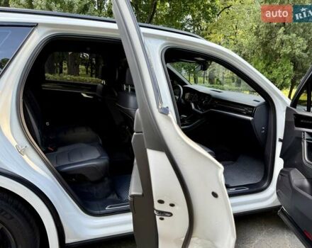 Білий Фольксваген Туарег, об'ємом двигуна 3 л та пробігом 170 тис. км за 42950 $, фото 88 на Automoto.ua