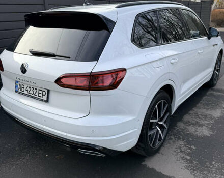 Белый Фольксваген Туарег, объемом двигателя 2.97 л и пробегом 208 тыс. км за 49900 $, фото 3 на Automoto.ua