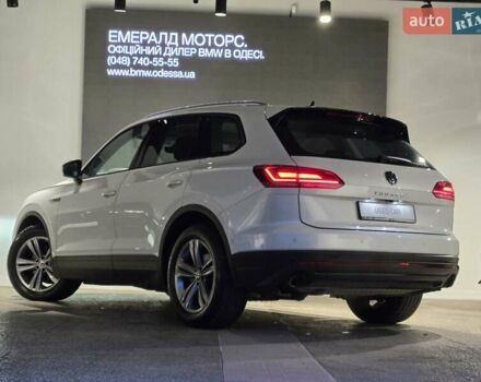 Білий Фольксваген Туарег, об'ємом двигуна 2.97 л та пробігом 48 тис. км за 48999 $, фото 4 на Automoto.ua