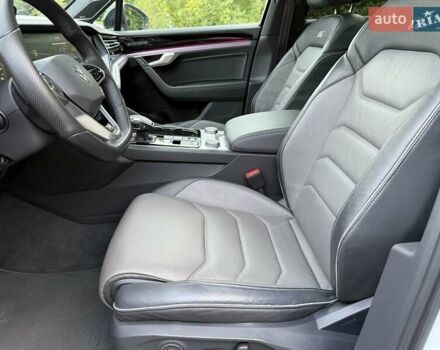 Белый Фольксваген Туарег, объемом двигателя 2.97 л и пробегом 90 тыс. км за 59989 $, фото 17 на Automoto.ua