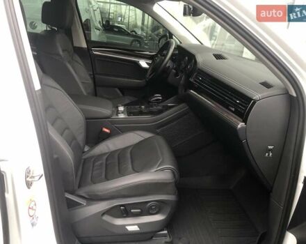 Белый Фольксваген Туарег, объемом двигателя 3 л и пробегом 44 тыс. км за 47000 $, фото 29 на Automoto.ua