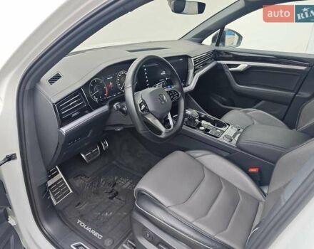 Белый Фольксваген Туарег, объемом двигателя 2.97 л и пробегом 179 тыс. км за 53924 $, фото 8 на Automoto.ua