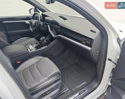 Белый Фольксваген Туарег, объемом двигателя 2.97 л и пробегом 179 тыс. км за 53924 $, фото 9 на Automoto.ua