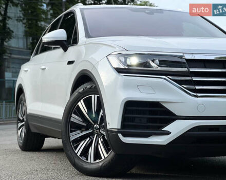 Білий Фольксваген Туарег, об'ємом двигуна 3 л та пробігом 43 тис. км за 51500 $, фото 3 на Automoto.ua