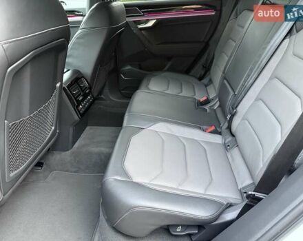 Белый Фольксваген Туарег, объемом двигателя 2.97 л и пробегом 90 тыс. км за 59989 $, фото 56 на Automoto.ua