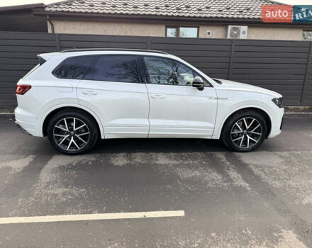 Белый Фольксваген Туарег, объемом двигателя 2.97 л и пробегом 208 тыс. км за 49900 $, фото 2 на Automoto.ua