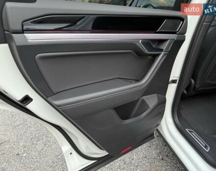 Белый Фольксваген Туарег, объемом двигателя 2.97 л и пробегом 90 тыс. км за 59989 $, фото 54 на Automoto.ua