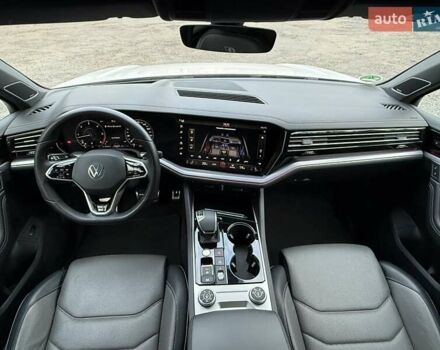 Белый Фольксваген Туарег, объемом двигателя 2.97 л и пробегом 90 тыс. км за 59989 $, фото 50 на Automoto.ua