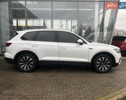 Белый Фольксваген Туарег, объемом двигателя 3 л и пробегом 44 тыс. км за 47000 $, фото 3 на Automoto.ua