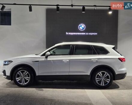 Белый Фольксваген Туарег, объемом двигателя 2.97 л и пробегом 48 тыс. км за 48999 $, фото 1 на Automoto.ua