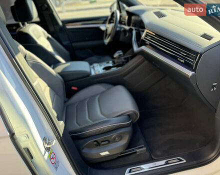 Белый Фольксваген Туарег, объемом двигателя 2.97 л и пробегом 138 тыс. км за 63000 $, фото 31 на Automoto.ua