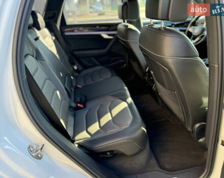 Белый Фольксваген Туарег, объемом двигателя 2.97 л и пробегом 138 тыс. км за 63000 $, фото 30 на Automoto.ua