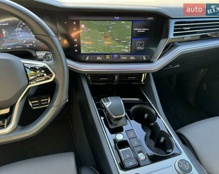 Белый Фольксваген Туарег, объемом двигателя 2.97 л и пробегом 135 тыс. км за 65700 $, фото 18 на Automoto.ua