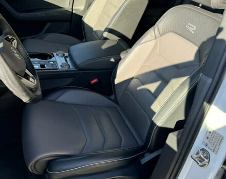 Белый Фольксваген Туарег, объемом двигателя 2.97 л и пробегом 138 тыс. км за 63000 $, фото 13 на Automoto.ua