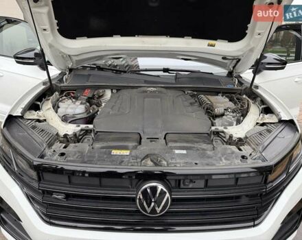 Белый Фольксваген Туарег, объемом двигателя 3 л и пробегом 63 тыс. км за 62999 $, фото 32 на Automoto.ua