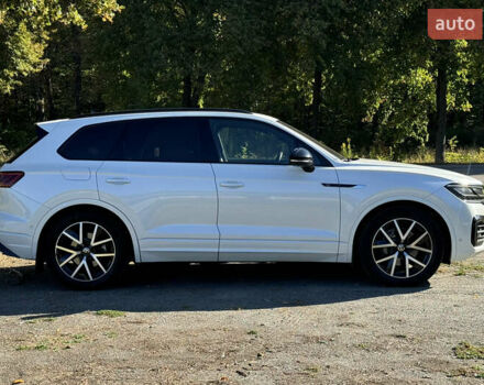 Белый Фольксваген Туарег, объемом двигателя 2.97 л и пробегом 135 тыс. км за 65700 $, фото 3 на Automoto.ua