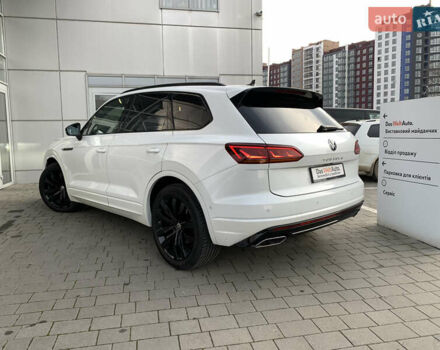 Белый Фольксваген Туарег, объемом двигателя 2.97 л и пробегом 98 тыс. км за 69000 $, фото 1 на Automoto.ua