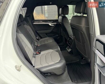 Белый Фольксваген Туарег, объемом двигателя 3 л и пробегом 63 тыс. км за 62999 $, фото 18 на Automoto.ua