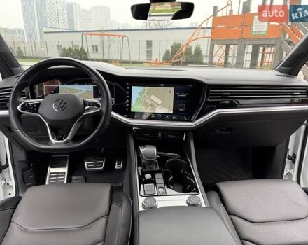 Белый Фольксваген Туарег, объемом двигателя 3 л и пробегом 63 тыс. км за 62999 $, фото 20 на Automoto.ua