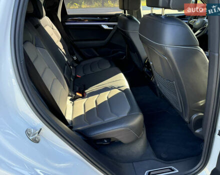 Белый Фольксваген Туарег, объемом двигателя 2.97 л и пробегом 135 тыс. км за 65700 $, фото 20 на Automoto.ua