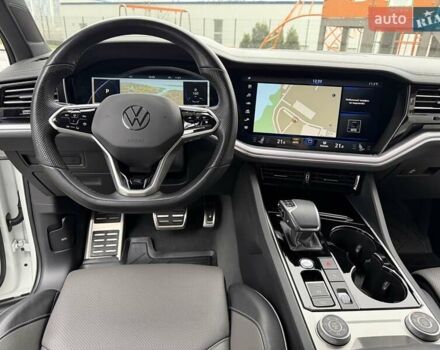 Белый Фольксваген Туарег, объемом двигателя 3 л и пробегом 63 тыс. км за 62999 $, фото 22 на Automoto.ua