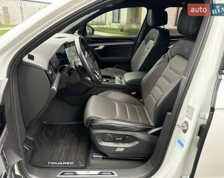 Белый Фольксваген Туарег, объемом двигателя 3 л и пробегом 63 тыс. км за 62999 $, фото 14 на Automoto.ua