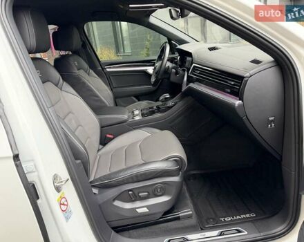 Белый Фольксваген Туарег, объемом двигателя 3 л и пробегом 63 тыс. км за 62999 $, фото 17 на Automoto.ua