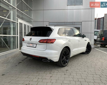 Белый Фольксваген Туарег, объемом двигателя 2.97 л и пробегом 98 тыс. км за 69000 $, фото 3 на Automoto.ua