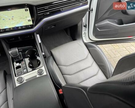 Білий Фольксваген Туарег, об'ємом двигуна 2.97 л та пробігом 79 тис. км за 63700 $, фото 35 на Automoto.ua