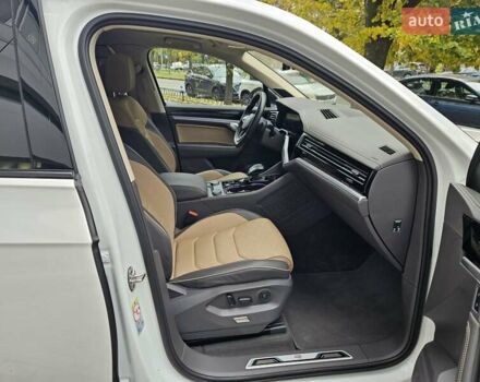 Белый Фольксваген Туарег, объемом двигателя 3 л и пробегом 32 тыс. км за 76890 $, фото 39 на Automoto.ua