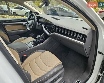 Белый Фольксваген Туарег, объемом двигателя 3 л и пробегом 32 тыс. км за 76890 $, фото 40 на Automoto.ua