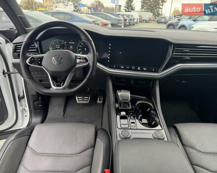 Білий Фольксваген Туарег, об'ємом двигуна 2.97 л та пробігом 33 тис. км за 75500 $, фото 11 на Automoto.ua